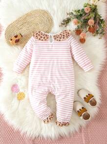 女嬰條紋圖案和動物印花荷葉邊連身褲