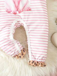 女嬰條紋圖案和動物印花荷葉邊連身褲