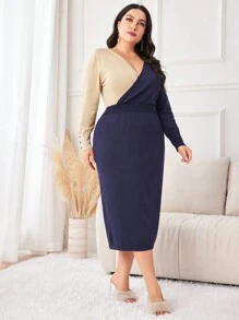 Mulvari Talla grande Vestido de punto de dos tonos de cuello cruzado con diseño de botón - azul real - Ver 3