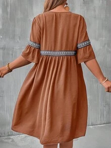 SHEIN LUNE 大碼幾何印花荷葉袖娃娃裙 - 鏽棕色 - 查看 2