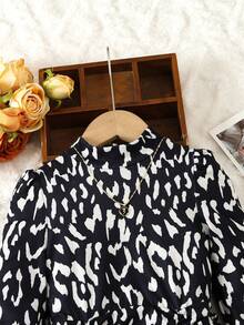 SHEIN 女小童滿版印花喇叭袖荷葉邊洋裝 - 黑與白 - 查看 5