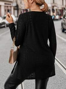 SHEIN LUNE 大碼孔眼刺繡鈕扣細節開叉下擺T恤 - 黑色 - 查看 2