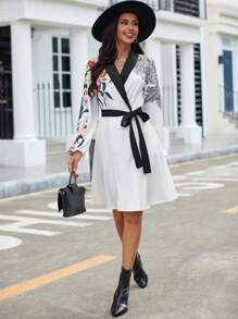 SHEIN Clasi 印花青果領繫腰帶洋裝 - 白色 - 查看 3