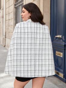 SHEIN Privé Talla grande Abrigo con estampado de cuadros de manga capa de doble botonadura - Blanco y Negro - Ver 2