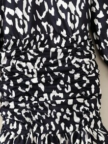 SHEIN 女小童滿版印花喇叭袖荷葉邊洋裝 - 黑與白 - 查看 3