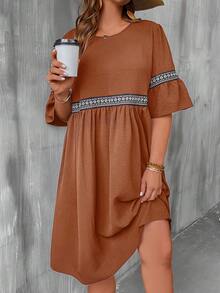 SHEIN LUNE 大碼幾何印花荷葉袖娃娃裙 - 鏽棕色 - 查看 6