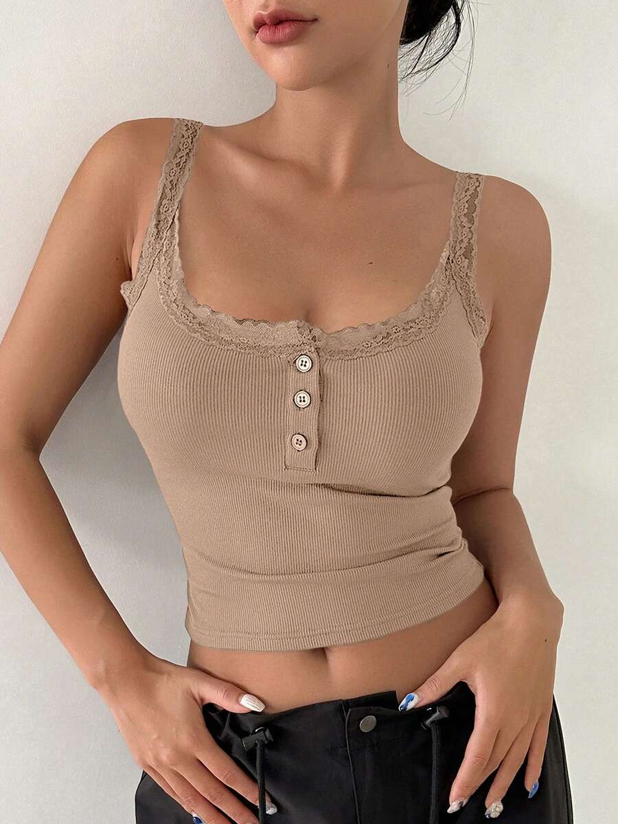 DAZY 蕾絲邊前紐扣吊帶上衣 - 卡其色 - 查看 1