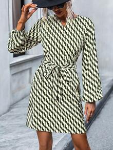 SHEIN Frenchy 滿版印花燈籠袖繫腰帶洋裝 - 綠色 - 查看 5