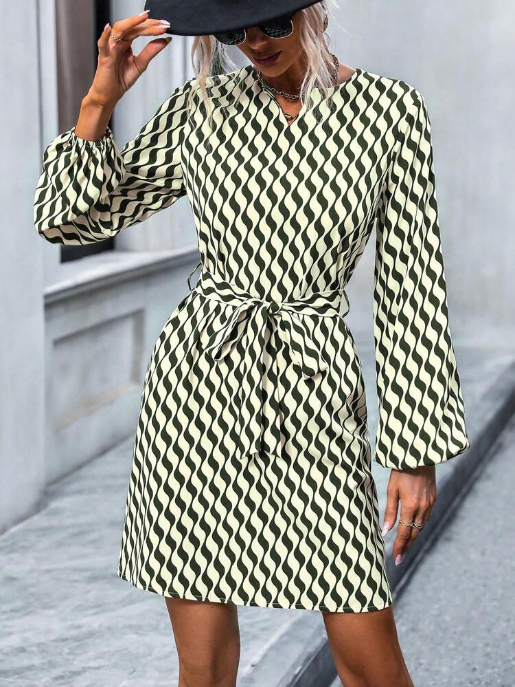 SHEIN Frenchy Vestido con cinturón con estampado de manga farol - Verde - Ver 5