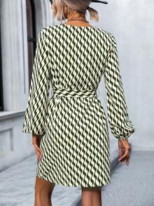 SHEIN Frenchy 滿版印花燈籠袖繫腰帶洋裝 - 綠色 - 查看 2