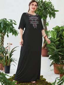 Al Najma 大碼佩斯利印花小絨球邊連衣裙 - 黑色 - 查看 6