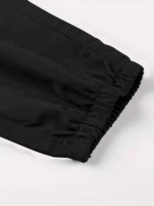 Manfinity Hypemode 男士宽松字母贴片翻盖口袋抽绳腰工装裤，长款宽松黑色裤子，适合丈夫、男朋友的礼物 - 黑色 - 查看 5