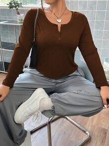 Flirla 大碼缺口領前紐扣弧形下擺T恤 - 棕色 - 查看 7