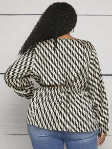 SHEIN CURVE+ 大碼滿版印花交疊領荷葉邊下擺襯衫 - 彩色 - 查看 2