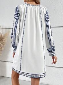 SHEIN VCAY 幾何印花缺口領燈籠袖直筒洋裝 - 藍白色 - 查看 2