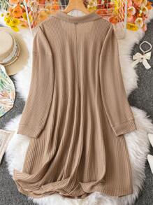 SHEIN LUNE 大碼半鈕扣口袋貼花華夫格針織洋裝 - 卡其色 - 查看 2