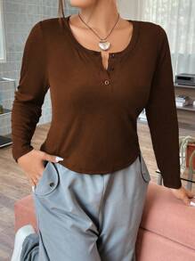 Flirla 大碼缺口領前紐扣弧形下擺T恤 - 棕色 - 查看 4