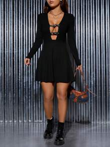 SHEIN PETITE 帶扣細節深V領洋裝 - 黑色 - 查看 6