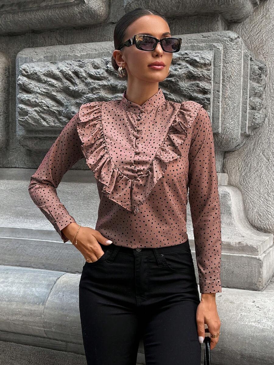 SHEIN Cottnline Blusa con estampado de lunares ribete con fruncido de cuello alto - Marrón Chocolate - Ver 1