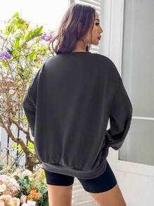 SHEIN EZwear Moletom Oversized Feminino de Manga Longa com Gola Careca, Padrão de Letra e Borboleta Casual, Outono/Inverno - Chumbo - Visão 2