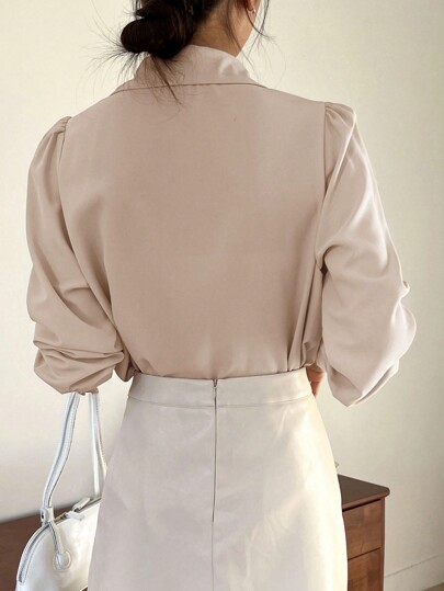 Blouse à manches longues avec col cravate et manches bouffantes