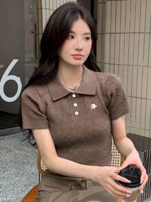 DAZY 花卉刺繡Polo領針織上衣 - 咖啡棕 - 查看 3