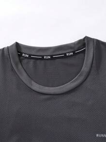 Manfinity Sport Corelite 男式字母图案缝线细节运动 T 恤健身上衣短袖健身男式运动服 - 灰色 - 查看 4