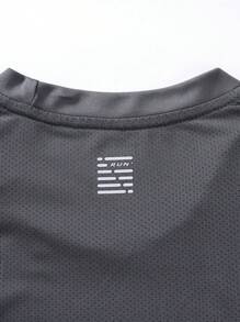 Manfinity Sport Corelite 男式字母图案缝线细节运动 T 恤健身上衣短袖健身男式运动服 - 灰色 - 查看 5