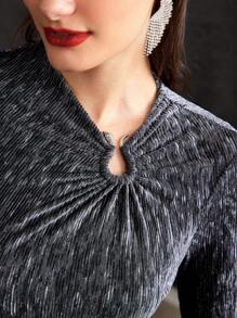 MOTF PREMIUM 金屬色褶皺蛇形圓環上衣 - 淺灰紫 - 查看 3