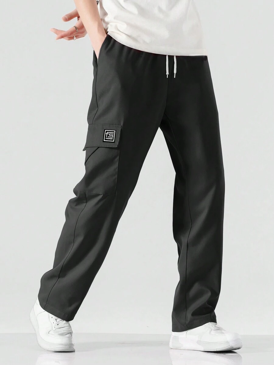 Manfinity EZcore 男士宽松工装裤，带字母贴片装饰、翻盖口袋和侧抽绳腰带，秋季