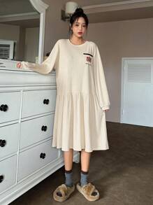 DAZY 熊和字母圖案落肩袖荷葉邊休閒服洋裝 - 杏色 - 查看 6