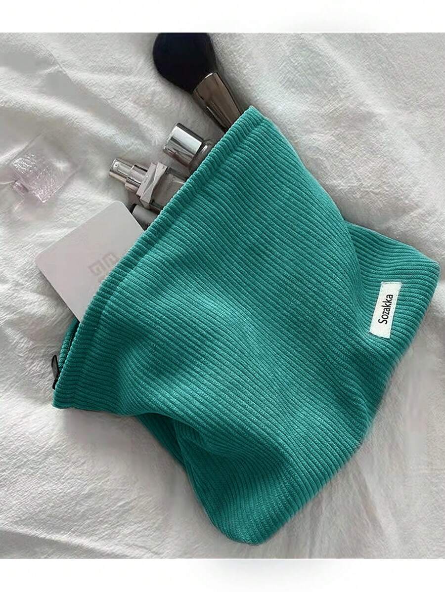 1个深绿色纯色灯芯绒手柄大容量旅行化妆包，经典柔软六角形Y2K美学设计，可作礼品、化妆包、护肤包、洗漱包、收纳袋等，是旅行、邮轮、宿舍、婚礼伴娘、母亲节、生日、朋友、老师等场合的理想之选，也可用于家居装饰、床头收纳、化妆包等。这款化妆包是送给女性的礼物、圣诞礼物、送礼佳品等。它还是一款实用百搭的化妆包，是旅行必备单品。