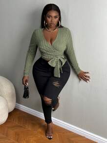 Slaydiva PLUS-休閒百搭-彈力針織修身款綠色V領包覆大尺碼T恤，女性上衣派對裝