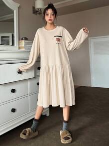 DAZY 熊和字母圖案落肩袖荷葉邊休閒服洋裝 - 杏色 - 查看 1