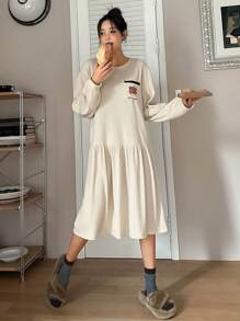 DAZY 熊和字母圖案落肩袖荷葉邊休閒服洋裝 - 杏色 - 查看 5