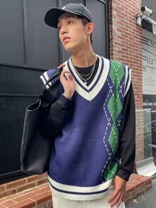 Manfinity Hypemode 男士菱形圖案條紋飾邊 V 領毛衣背心 - 彩色 - 查看 4