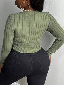 Slaydiva PLUS-休閒百搭-彈力針織修身款綠色V領包覆大尺碼T恤，女性上衣派對裝