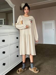 DAZY 熊和字母圖案落肩袖荷葉邊休閒服洋裝 - 杏色 - 查看 3