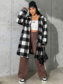 SHEIN EZwear Hơn In kẻ sọc Buffalo Thả vai áo có mũ Lông cừu áo - Đen và trắng - Xem 2