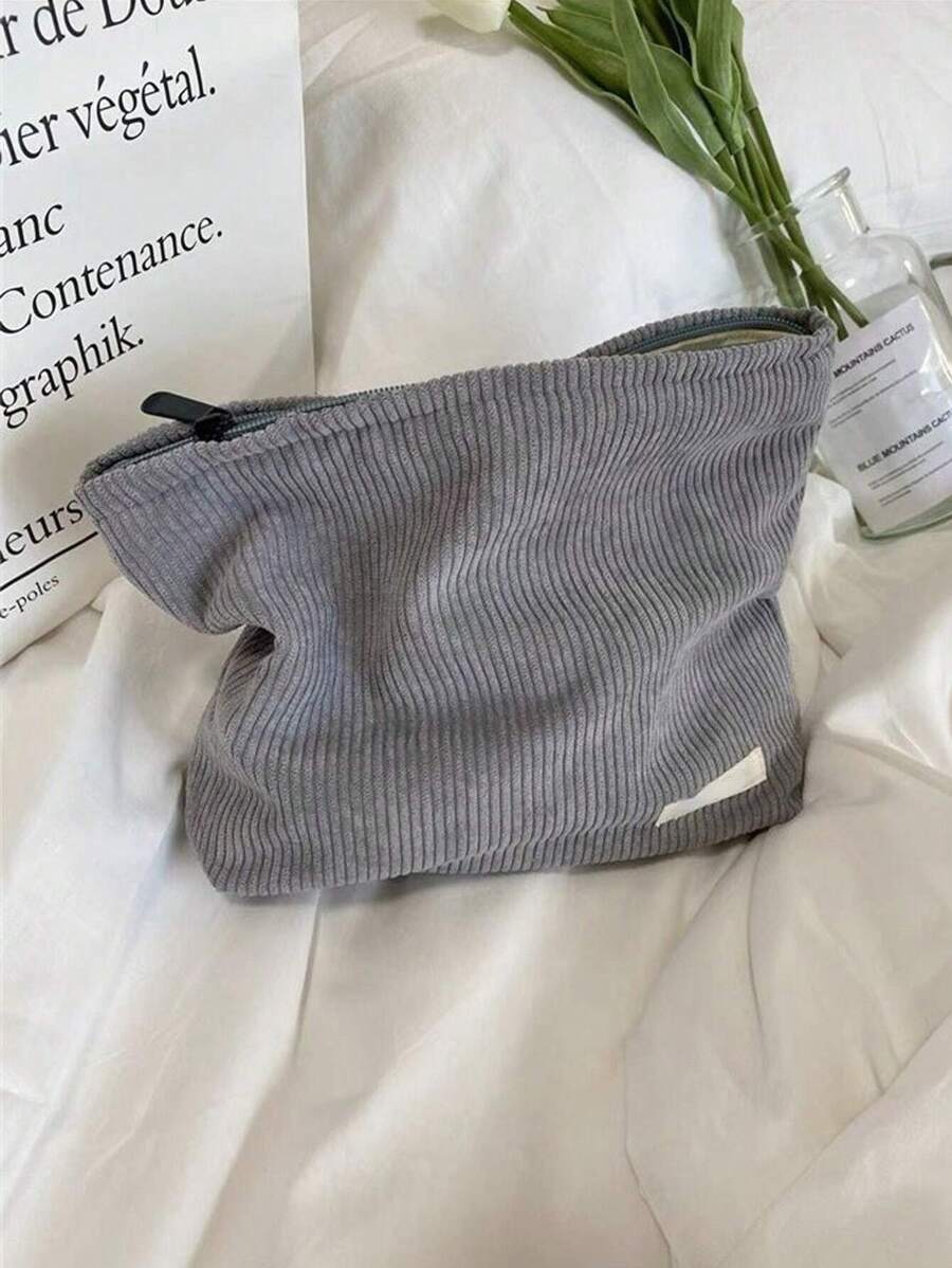 1 chiếc túi xách du lịch bằng vải nhung kẻ màu xám, dung tích lớn, cổ điển, mềm mại, hình lục giác, túi đựng đồ trang điểm cho nữ, túi đựng đồ trang điểm, túi đựng đồ chăm sóc da, túi đựng đồ vệ sinh cá nhân, khối đóng gói, đồ dùng thiết yếu khi đi du lịch, đồ dùng thiết yếu khi đi tàu biển, đồ dùng thiết yếu khi ở ký túc xá, quà tặng phù dâu, quà tặng cho mẹ, quà sinh nhật, quà tặng cho bạn bè và giáo viên, đồ trang trí nhà cửa, phòng tắm, phòng khách, trang trí phòng ngủ, hộp đựng đồ trang điểm, hộp đựng đồ trang điểm, hộp đựng dầu dưỡng môi, hộp đựng sơn móng tay, hộp đựng đồ trang điểm, hộp đựng đồ trang điểm, hộp đựng đồ trang điểm, đồ dùng thiết yếu khi đi du lịch, hộp đựng đồ trang điểm, phụ kiện có khóa kéo, túi đựng đồ trang điểm, trang điểm, bàn làm việc, túi đựng đồ trang điểm, túi đựng đồ trang điểm, túi đựng đồ trang điểm, túi đựng đồ trang điểm, túi đựng đồ mỹ phẩm, đồ trang điểm, phụ kiện trang điểm, túi đựng đồ trang điểm, túi đựng đồ trang điểm, túi đựng đồ trang điểm,
