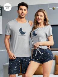 Conjunto de pijama con camiseta estampada con luna y eslogan y pantalones cortos con estampado de galaxia para hombre