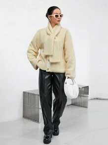 GENKIRA 素色前紐扣絨毛外套帶圍巾 - 白色 - 查看 3