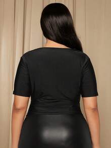 SHEIN SXY 大碼雞心領口褶邊T恤 - 黑色 - 查看 2