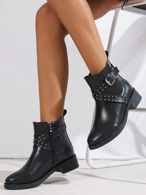 Bottes courtes à bout rond, boucle et rivet pour femmes, convenant parfaitement avec une robe blanche. Bottes cheville à talon bloc, avec zip latéral. Tige imperméable, bottes noires décontractées et mode confortables.