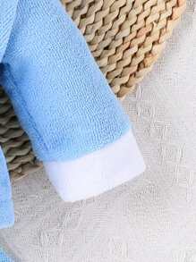 SHEIN Bebis Pojke Tecknat Broderi 3D Öron Design Huva Bälte Flanell Kostym Fjäderbeklädnad