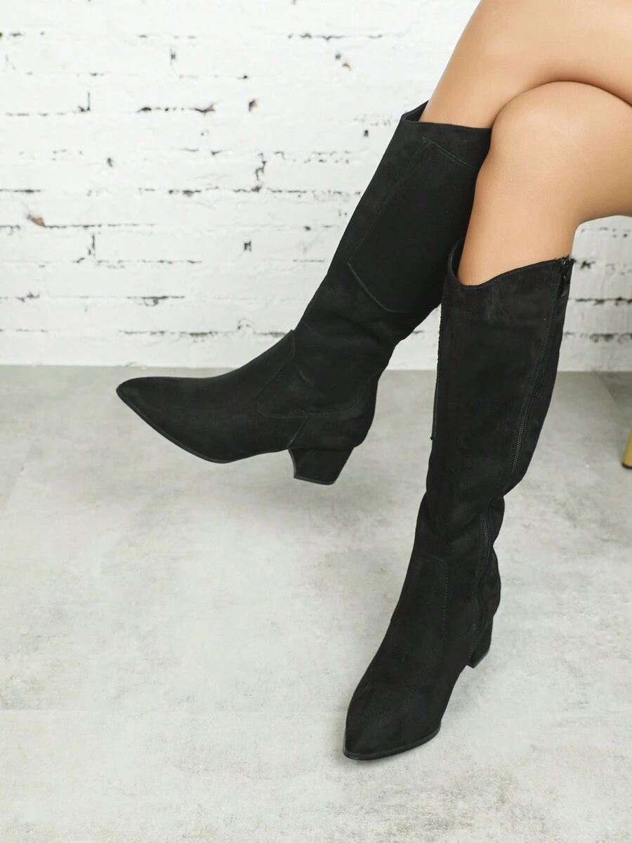 女性黑色高跟鞋及膝靴帶尖頭,粗跟,側拉鍊和口袋裝飾細部,厚濃烈香調襯墊,簡約風,時尚和優雅,高跟靴子