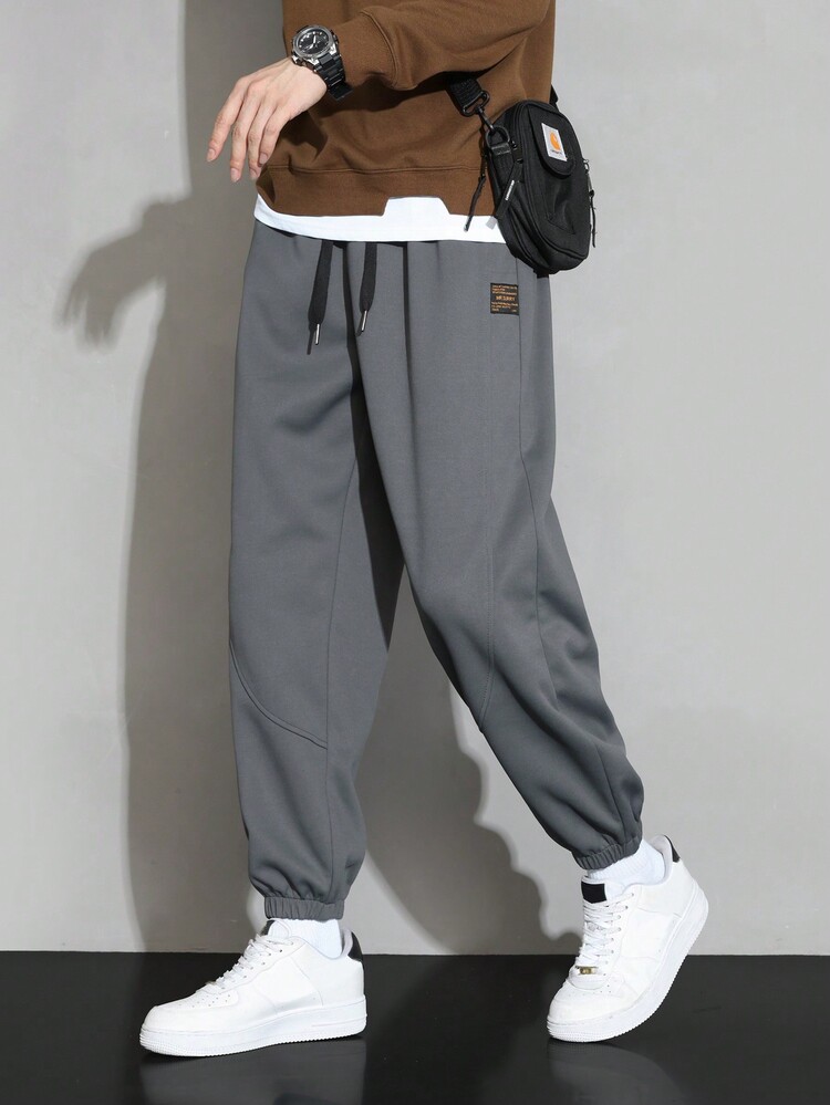 Hombres Pantalones deportivos con parche de letra de cintura con cordón - Gris Oscuro - Añade 5