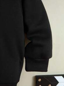 SHEIN 年輕男孩字母補丁細節前口袋運動衫