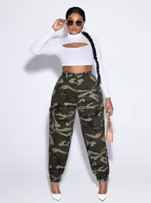 SHEIN EZwear Talla grande Jeans cargo con estampado de camuflaje con bolsillo con solapa