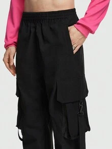 ROMWE MEN Street Life 男士翻蓋口袋帶扣細節工裝褲 - 黑色 - 查看 6